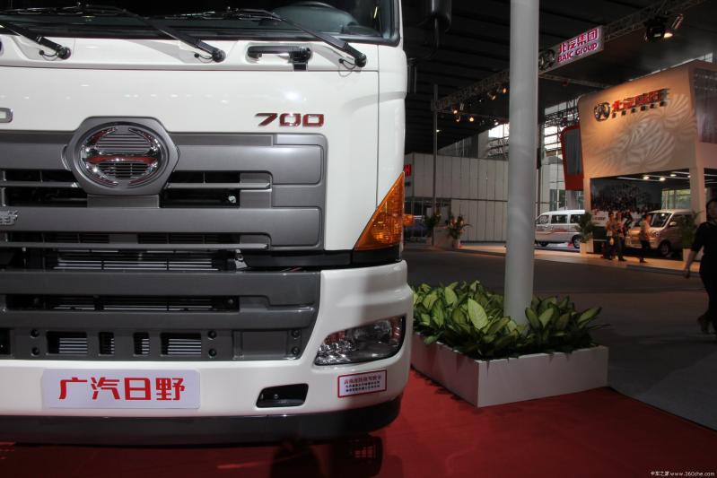 广汽日野 700系列重卡 380马力 6x4 牵引车(四点全浮高顶)(yc4250ss2