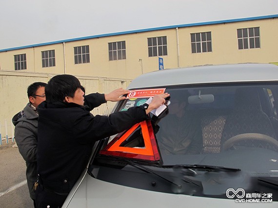 交警大队对农村微型面包车粘贴核载提示牌 商用车之家讯
