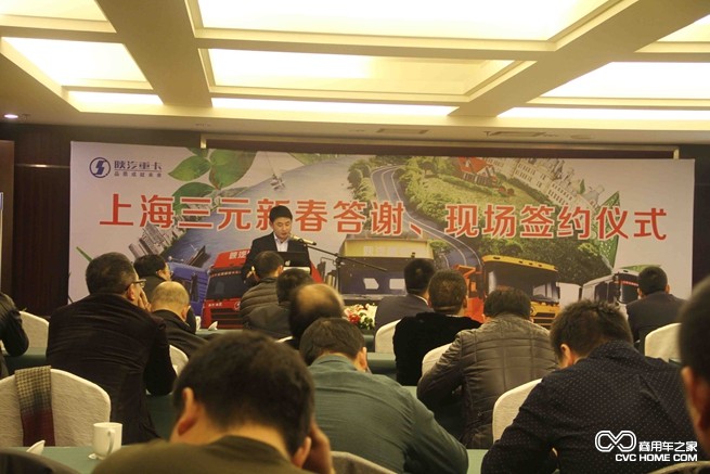 陕汽沪宁德龙新M3000港口牵引车推介会现场 商用车之家