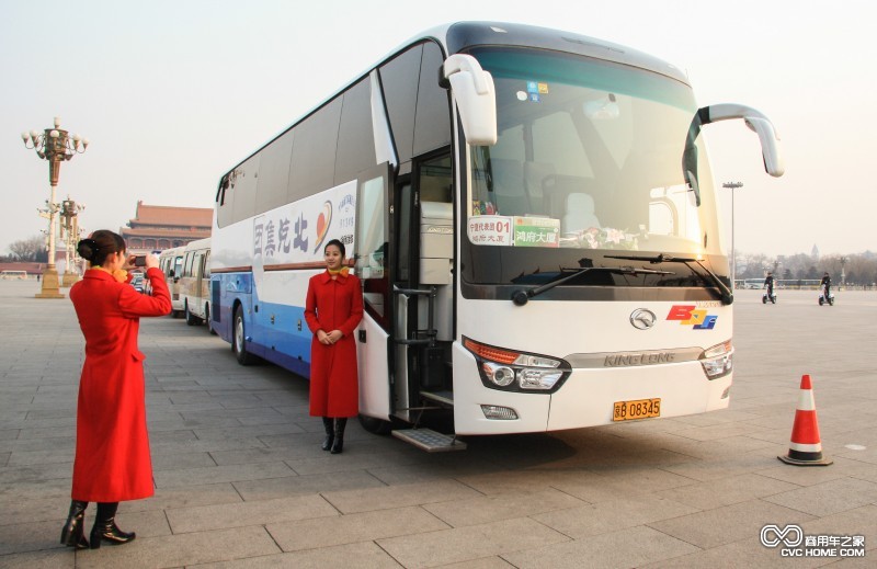 两会礼仪和靓丽“国车”龙威合影  商用车之家