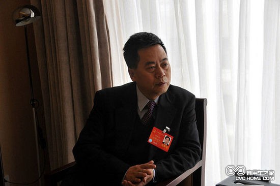 刘汉如代表接受记者采访 商用车之家