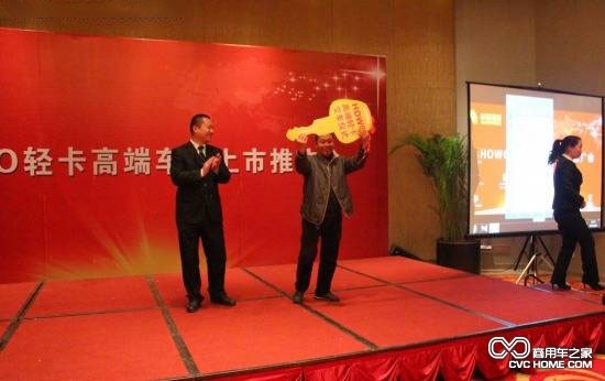 中国重汽轻卡销售部总经理助理房泽强向用户移交新车