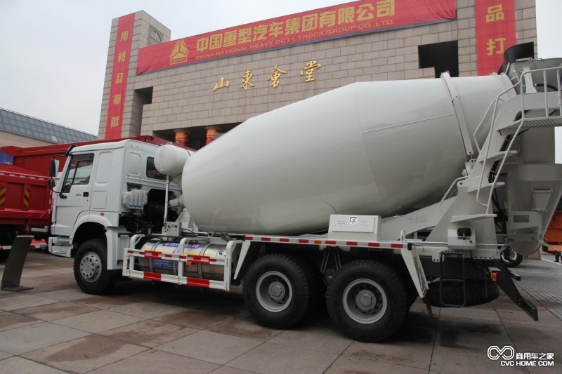 双补贴更划算 重汽LNG搅拌车在深圳交车