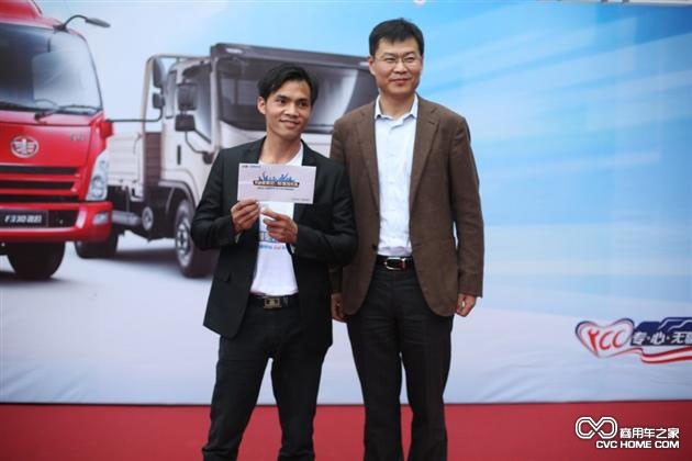 一汽通用汽车销售公司副总经理刘军辉先生与宁波站冠军车主罗先生合影