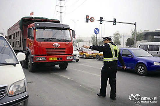 长春交警严查货车违法 请车主按规范整改车辆 商用车之家