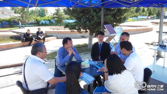 展会期间当地客户与金旅交流洽谈 商用车之家讯
