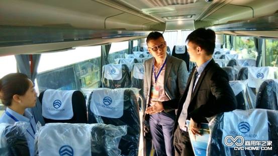 金旅向哈萨克斯坦客户介绍参展客车 商用车家讯