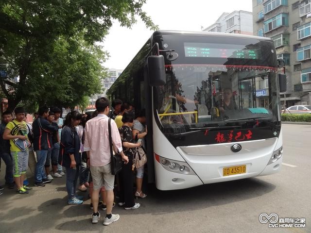 市民登上崭新的宇通新能源公交 商用车之家讯