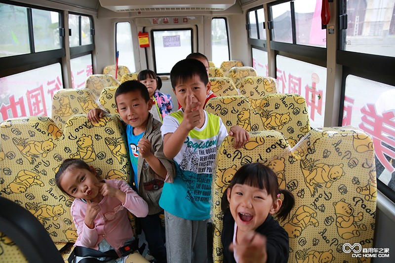 校车安全 孩子们现场体验校车