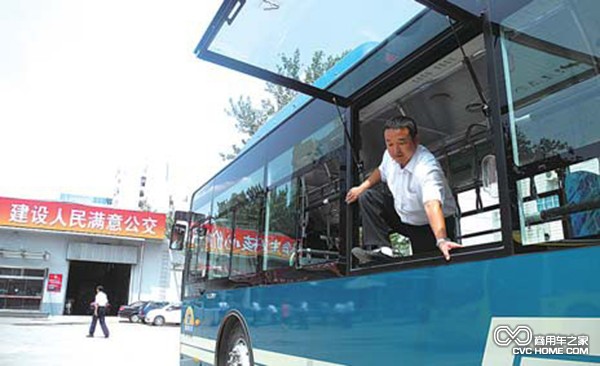 济南4700多辆公交车窗改为推拉式 方便逃生 商用车之家