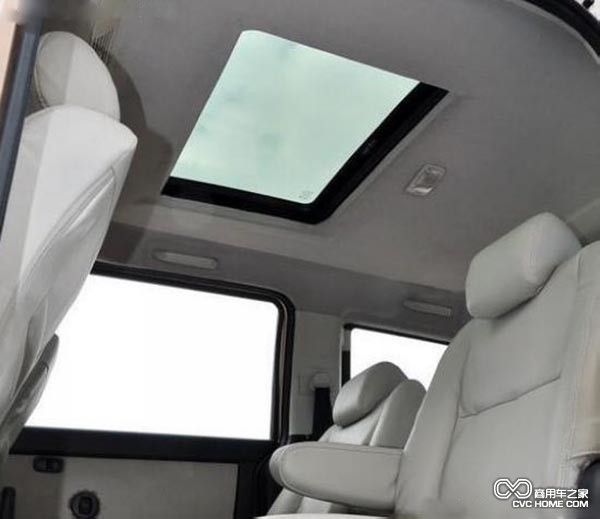  金欧诺将天窗布置在了中排座椅的上方，意在凸显乘客的重要性。与轿车一样，其具有两种开启方式，上翘和平移打开，控制它的按键在前排后视镜附近
