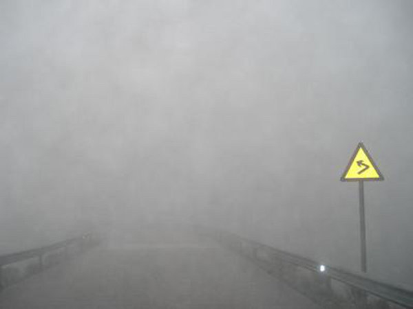 大雾引发事故多 保持视线清晰需关注