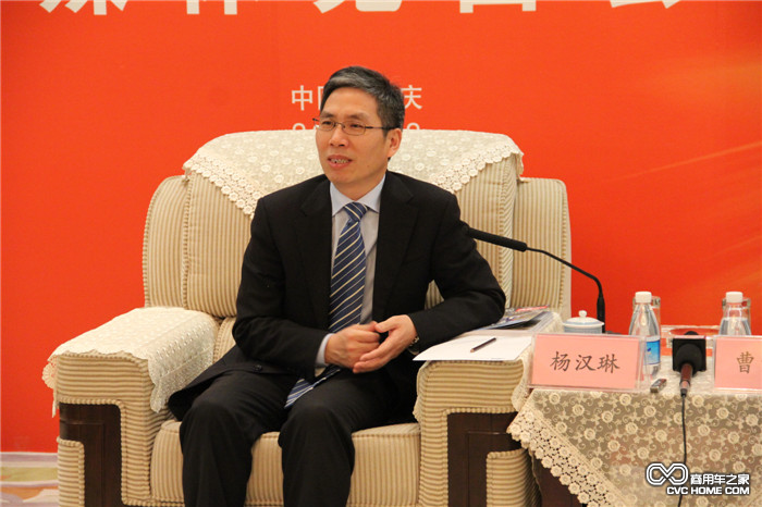上汽依维柯红岩总经理杨汉琳接受媒体采访