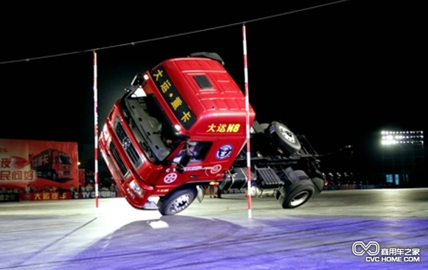 2013年10月大运重卡以1米创“卡车侧两轮行驶过最窄通道”吉尼斯世界纪录