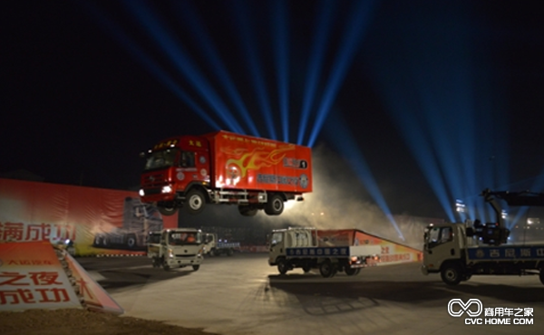 大运重卡成功创造“卡车斜坡飞跃最远距离”吉尼斯世界纪录