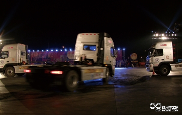 2013年2月大运重卡以90cm距离创“卡车漂移入位最短距离”吉尼斯世界纪录