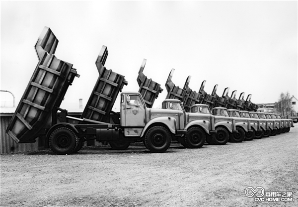 200 辆Scania L110 4x2 倾卸卡车中的部分车辆于 1970 年抵达坦桑尼亚（为方便海运进行了防锈保护）