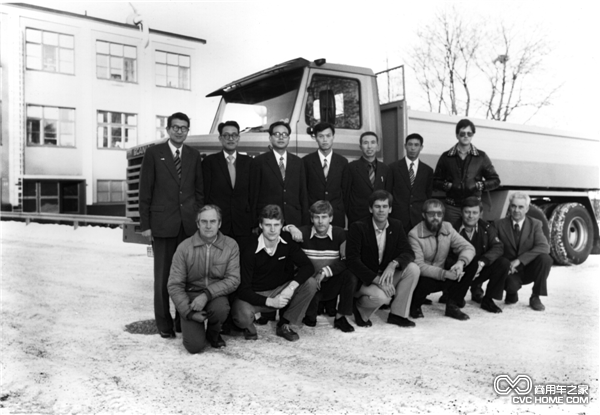 1980 年瑞典斯堪尼亚售后服务学校，中国林业部代表团与授课教师合影，背后为斯堪尼亚 T112