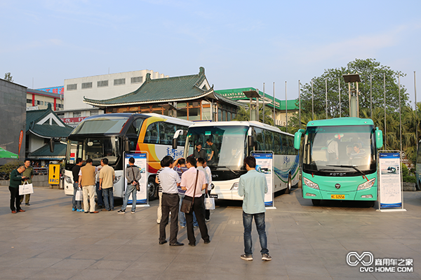 领导及嘉宾参观福田欧辉展车.png