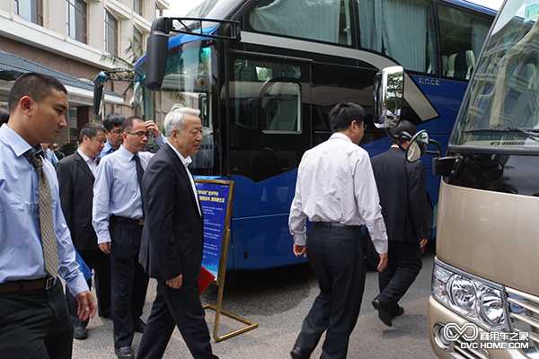 4 与会专家参观搭载“适百科”的金旅客车.png