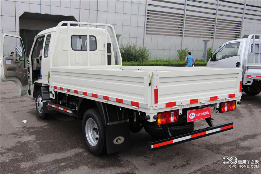 福田汽车 时代小卡之星2 轴距2850mm排半平板车 (bj1042v9pb4-x1)