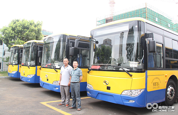 舟山公交机务主管（右）与大金龙销售人员（左）在XMQ6106前合影.png