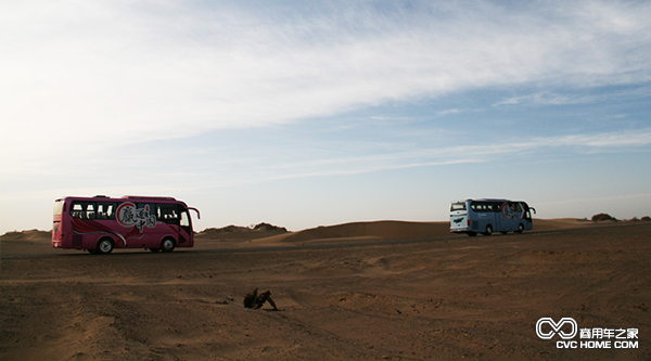 行驶在西域沙漠的金龙客车.png