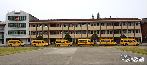 湖南陬市趟出校车规范化运营新路子