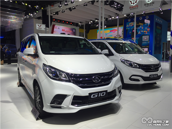 20151120-第13届中国（广州）国际汽车展览会上汽大通展台活动-依次是全新G10豪华行政版、全新G10柴油版.png