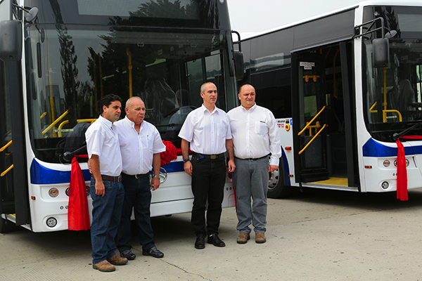 3 以色列第二大运输公司DAN公司客户代表与车辆合影.jpg