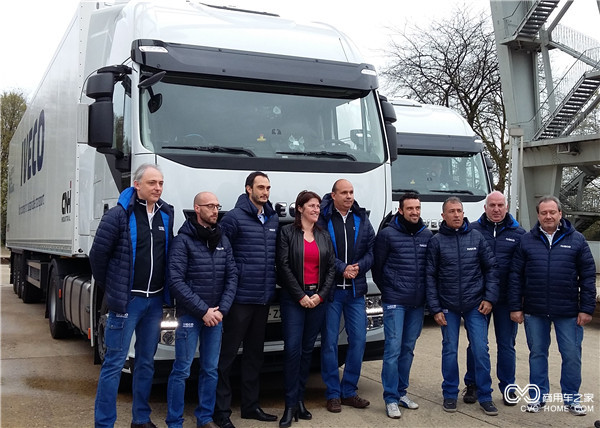 Jacqueline Galant, Belgium's Federal Minister of Mobility with theIveco Truck Platooning team in Brussels.jpg