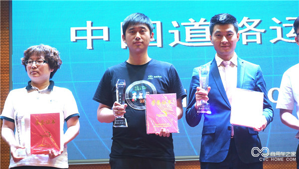 苏州金龙海格客车代表（中间）登台领奖.jpg