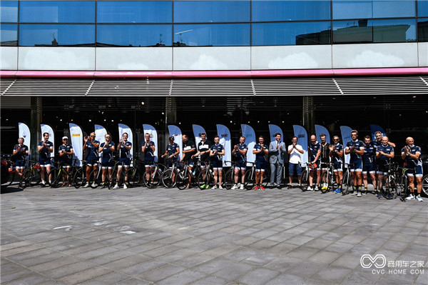 骑手们于摩德纳玛莎拉蒂展厅前合影（2015年）.jpg