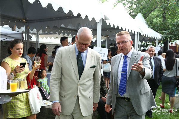 沃尔沃集团中国区总裁克劳斯先生（右）与瑞典驻华大使罗睿德先生（左）出席瑞典国庆日庆典.jpg