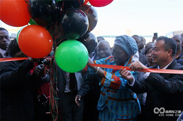 赞比亚副总统依侬格•维娜为客车交接剪彩.jpg
