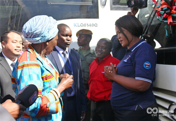 赞比亚副总统依侬格•维娜参观客车并与司机交谈.jpg