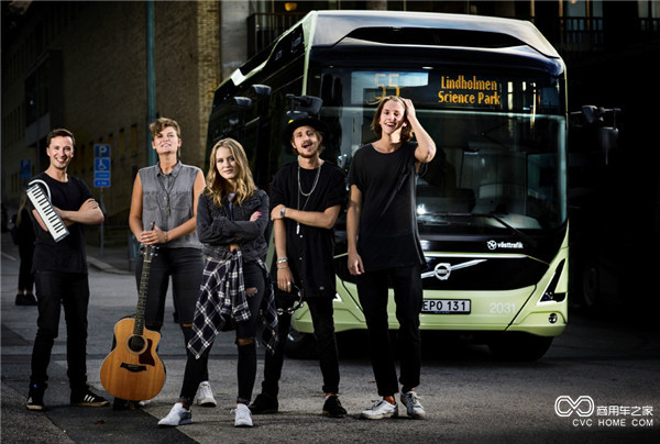 瑞典歌手莎拉·拉尔森 推广沃尔沃纯电动巴士.jpg
