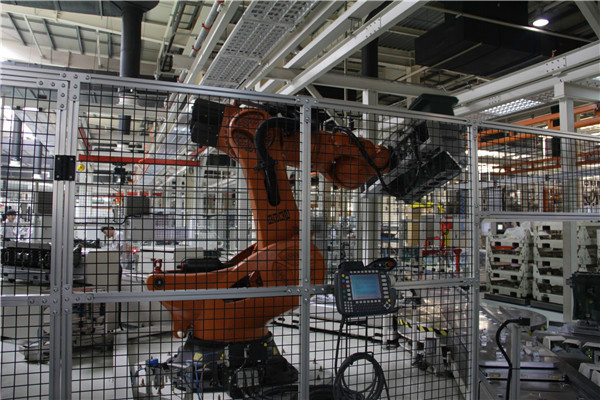 工厂的现代化机器人.JPG