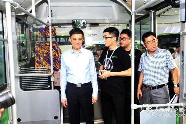 广州市副市长谢晓丹等领导登上海格全铝社区巴士，与工程师交流海格先进造车理念及工艺.JPG