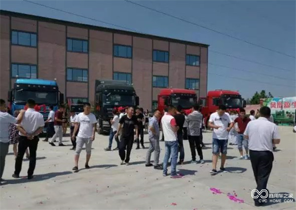 有限公司总经理张传孝先生向济宁汇汲集团领导交付10台渣土车金钥匙