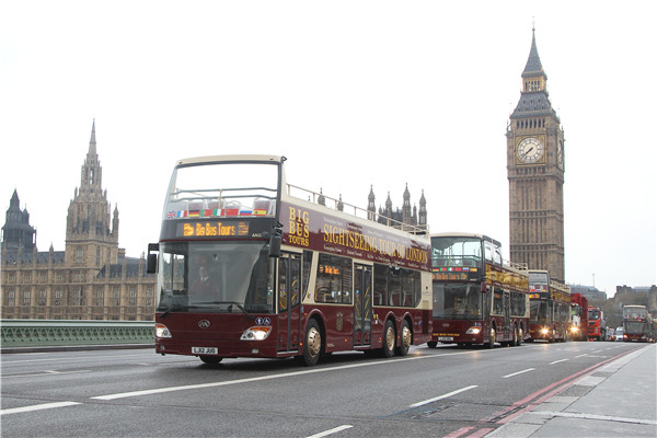 2012年双层敞篷观年客车首次驶上了伦敦街头-.jpg