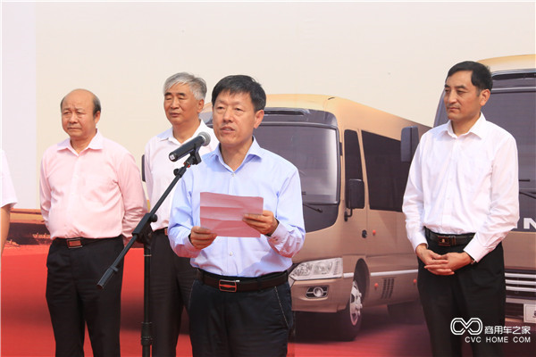 北汽集团董事长张峻峰在交车仪式上发表讲话.JPG