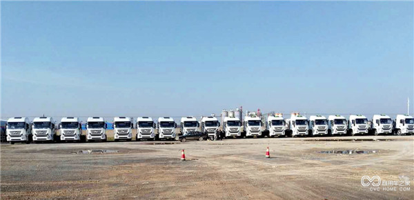 助力环保事业，上汽红岩再次批量交付LNG危化品运输车 (2).jpg