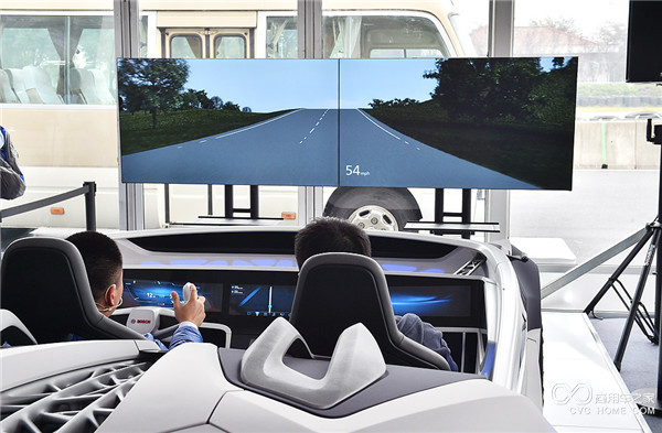 04_用电子显示屏替代仪表盘和中央控制台，且屏幕上的显示内容能够根据汽车周围的环境发生实时变化.jpg