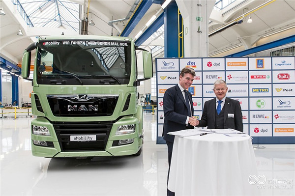 曼恩CEO Joachim Drees 和维也纳农业大学 (BOKU) 副校长 Josef Glo____l 正在签署电动卡车发展合伙协议.jpg