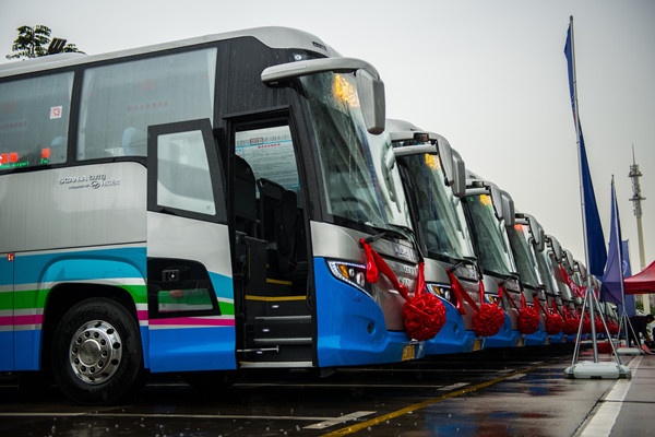上海空港巴士再次批量采购25辆斯堪尼亚TOURING统领客车-s_副本.jpg