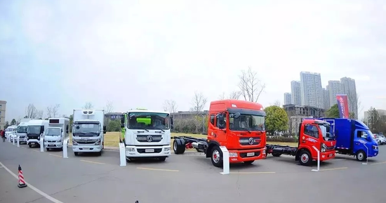 年会现场也展出了多辆新款车型