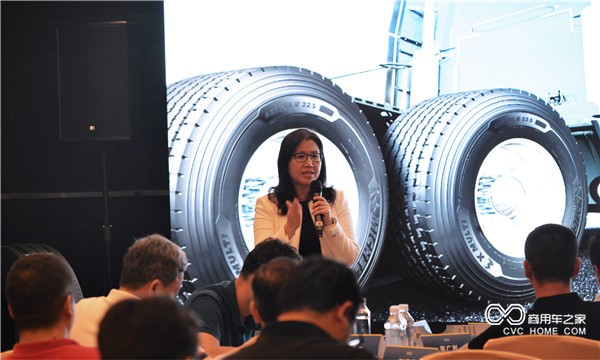 米其林（中国）投资有限公司商用车轮胎市场总监李文芳女士出席活动并发布两款解决方案与单胎新品.jpg