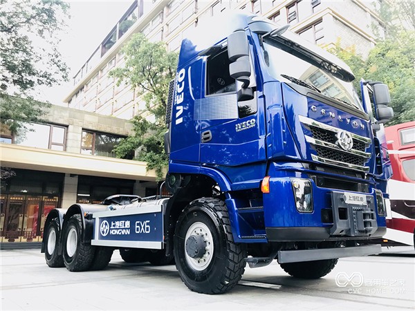 智能网联6×6全驱大件运输车.jpg