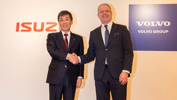 五十铃汽车有限公司总裁兼代表董事Masanori Katayama（左）与沃尔沃集团总裁兼CEO马丁·伦德斯泰特（右）.